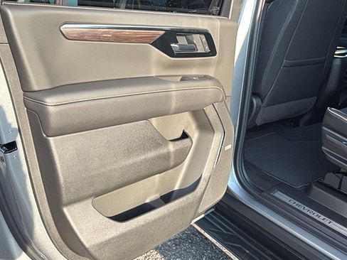 New 2026 Chevrolet Suburban Premier AWD/4WD image 19