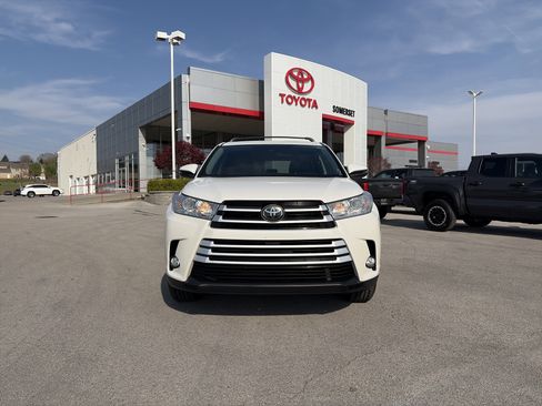 Used 2017 Toyota Highlander Plus image 2