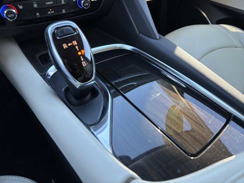 Used 2018 Buick Enclave Essence image 12