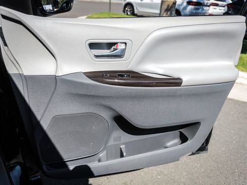 Used 2018 Toyota Sienna XLE w/ XLE Navigation Package AWD/4WD image 41
