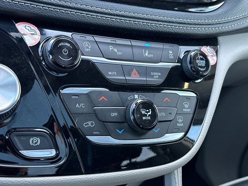 Used 2023 Chrysler Pacifica Limited image 21