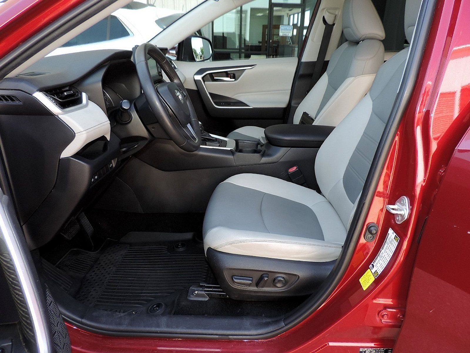 Used 2019 Toyota RAV4 XLE Premium FWD image 12