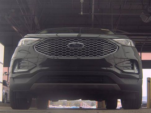 Used 2024 Ford Edge SEL w/ Convenience Package AWD/4WD image 3