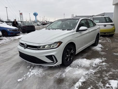 Used 2025 Volkswagen Jetta SE w/ Sunroof Package image 3