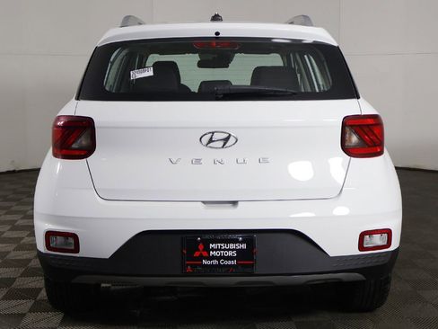 Used 2024 Hyundai Venue SEL image 10
