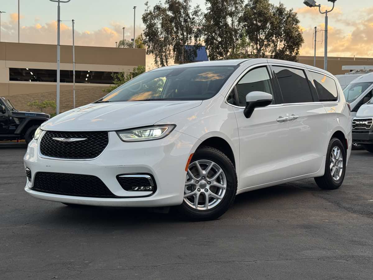 Used 2023 Chrysler Pacifica Touring-L FWD image 2
