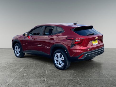 Used 2025 Chevrolet Trax LS FWD image 3