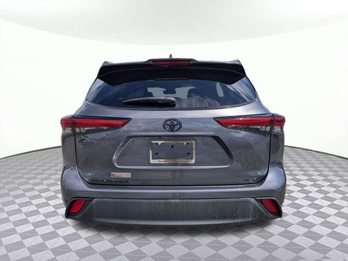 Used 2023 Toyota Highlander XLE FWD image 4
