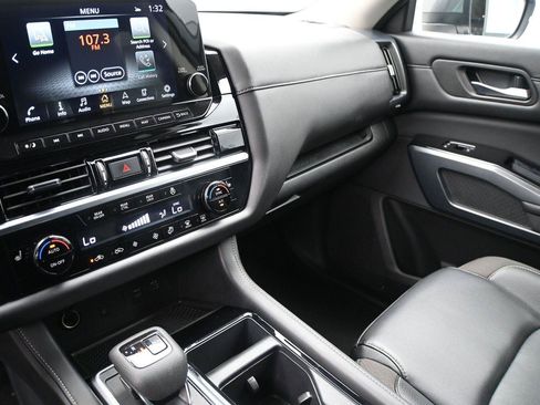 Used 2024 Nissan Pathfinder SL AWD/4WD image 4