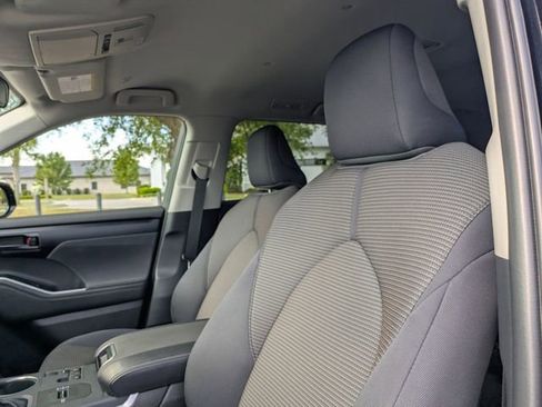 Certified 2025 Toyota Highlander LE FWD image 12