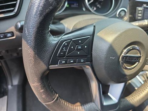 Used 2018 Nissan Rogue SV AWD/4WD image 17