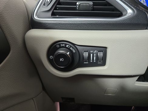 Used 2019 Chrysler Pacifica Limited image 31