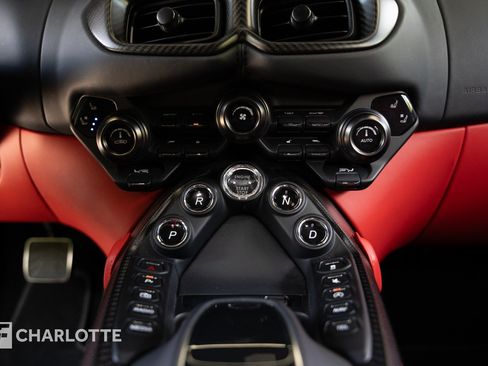 Used 2022 Aston Martin V8 Vantage Coupe RWD image 24