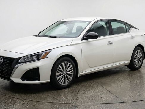 Used 2025 Nissan Altima 2.5 SV image 3