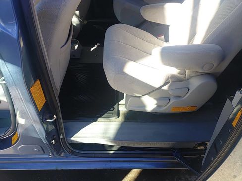 Used 2013 Toyota Sienna LE w/ Towing Pkg image 11