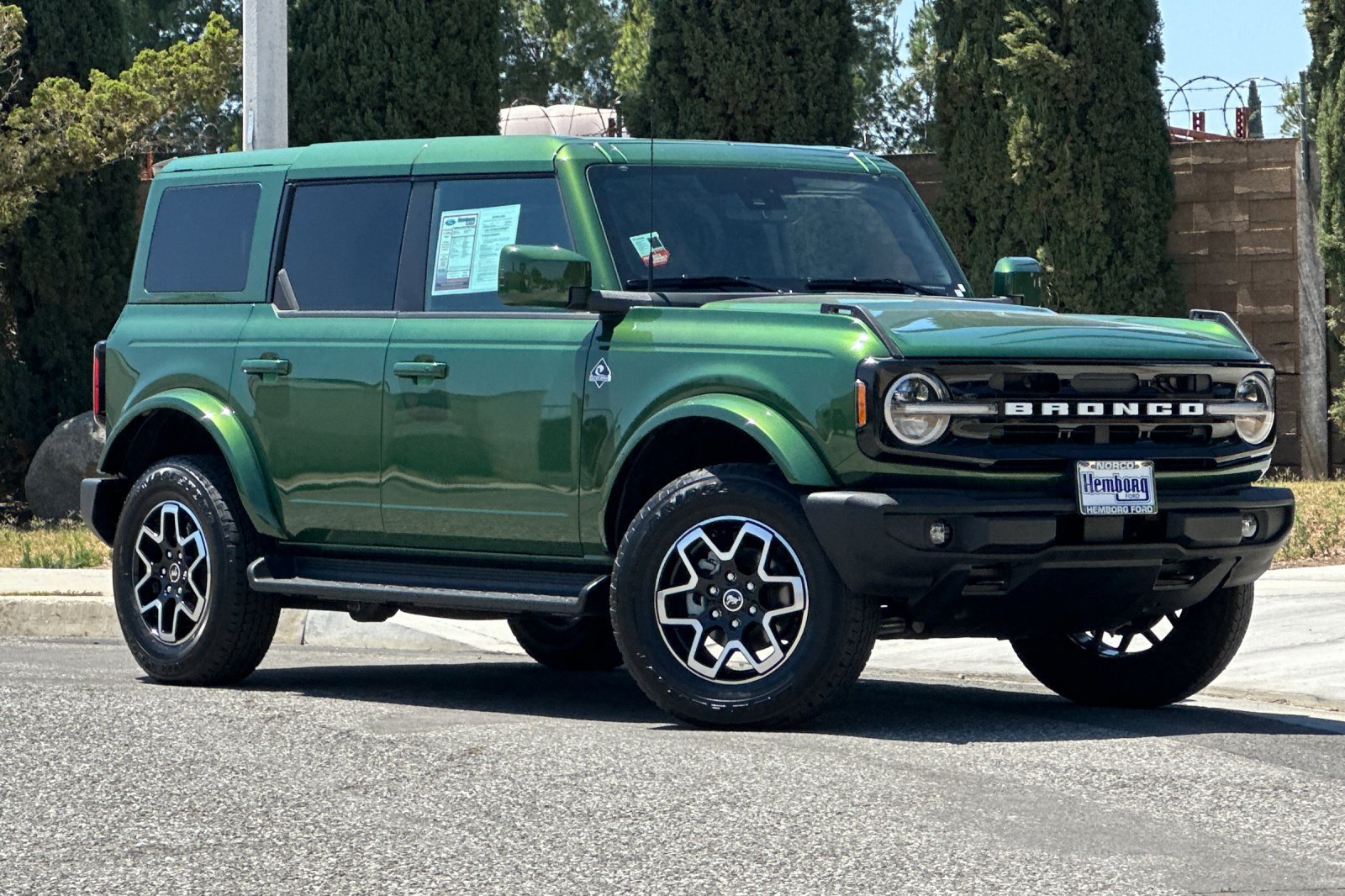 Used 2025 Ford Bronco Outer Banks AWD/4WD image 2