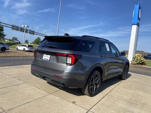 Used 2025 Ford Explorer ST-Line w/ ST-Line Street Pack AWD/4WD image 14