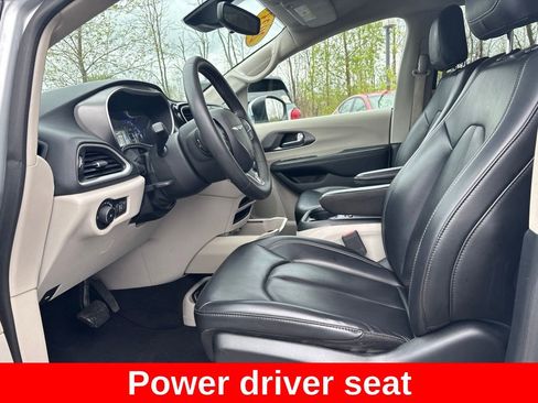 Used 2023 Chrysler Pacifica Touring-L FWD image 15