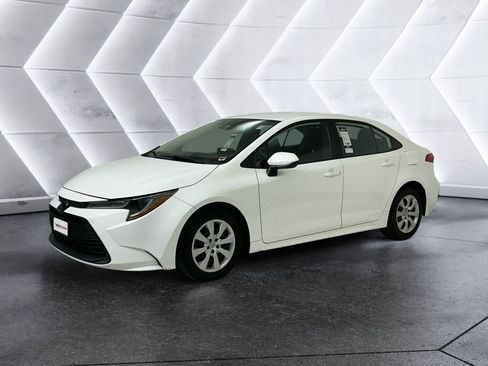 Used 2023 Toyota Corolla LE FWD image 3