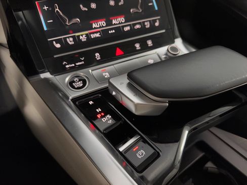 Used 2022 Audi e-tron Premium Plus w/ Premium Plus Package image 25