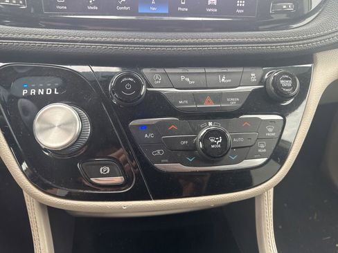 Used 2021 Chrysler Pacifica Limited AWD/4WD image 22
