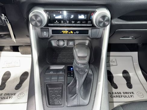 Used 2022 Toyota RAV4 LE image 22