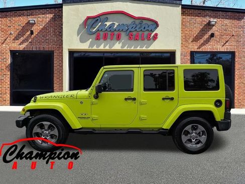 Used 2017 Jeep Wrangler Unlimited Sahara w/ Connectivity Group AWD/4WD image 8