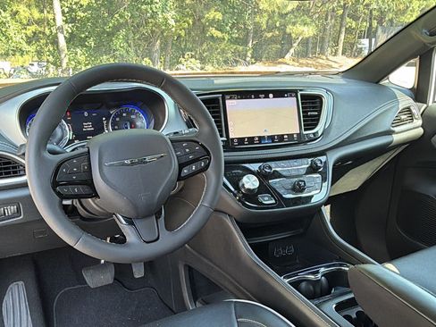 Used 2025 Chrysler Pacifica Limited FWD image 25