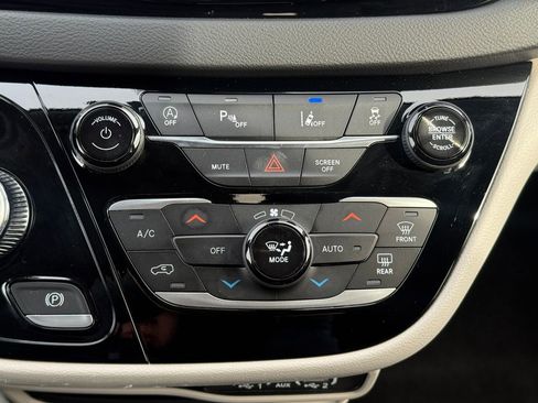 Used 2024 Chrysler Pacifica Touring-L image 25