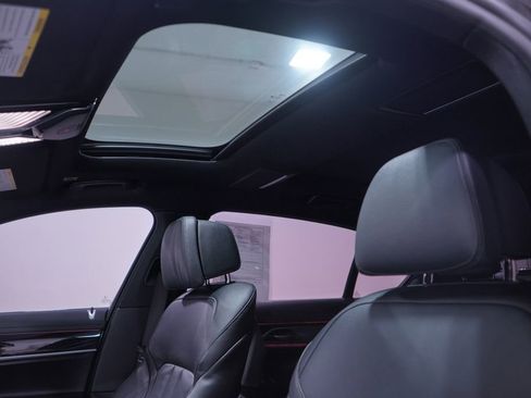 Used 2022 BMW 740i w/ M Sport Package image 8