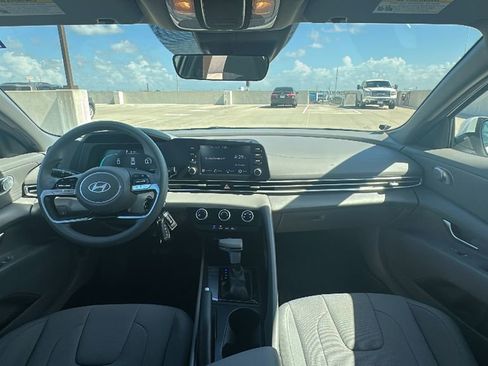 Certified 2024 Hyundai Elantra SE FWD image 21