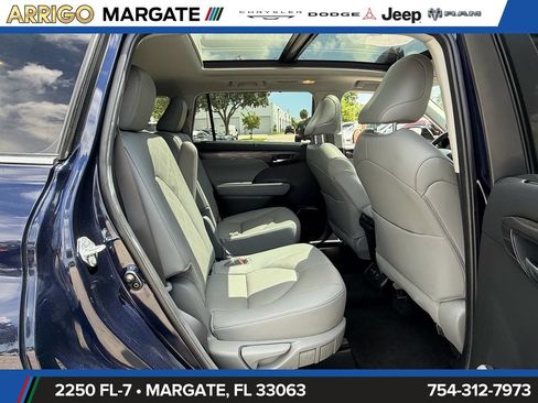 Used 2024 Toyota Highlander Platinum FWD image 18