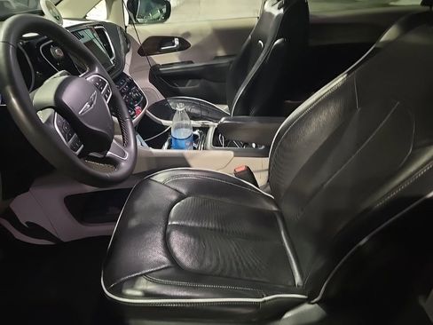 Used 2023 Chrysler Pacifica Limited image 2
