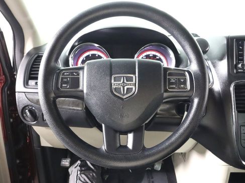 Used 2018 Dodge Grand Caravan SE w/ UConnect Hands-Free Group image 11