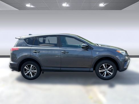 Used 2018 Toyota RAV4 XLE AWD/4WD image 6