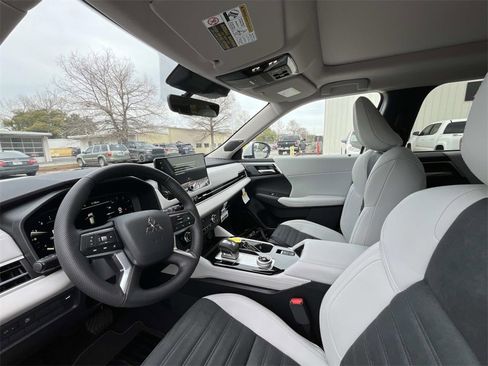 New 2026 Mitsubishi Outlander SE image 10