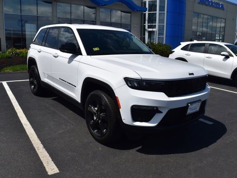 Used 2023 Jeep Grand Cherokee Limited w/ Luxury Tech Group II image 2