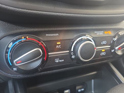 Certified 2025 Kia Soul LX w/ LX Technology Package FWD image 16