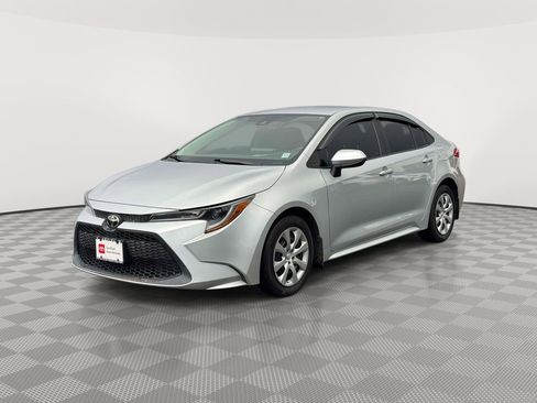 Used 2020 Toyota Corolla LE FWD image 3