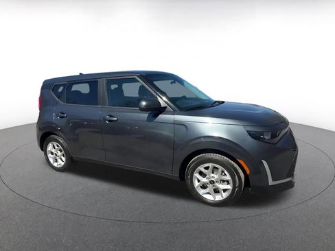 Used 2025 Kia Soul LX w/ LX Technology Package image 3