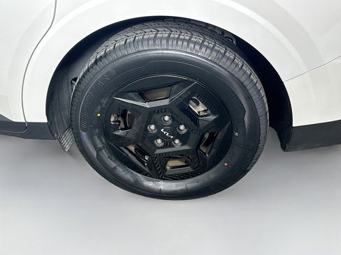 Used 2025 Kia Carnival FWD image 11