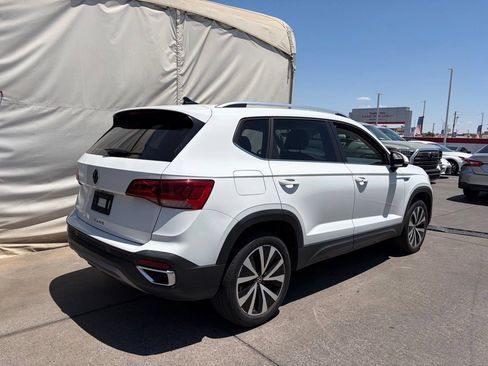Used 2022 Volkswagen Taos SE FWD image 2