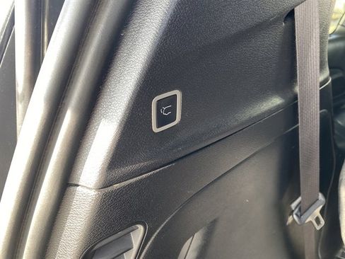 Used 2025 Chrysler Pacifica Limited image 20