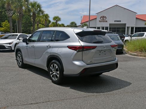 Used 2023 Toyota Highlander XLE FWD image 3
