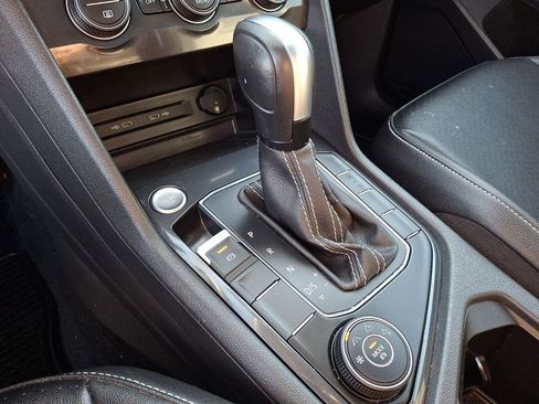 Used 2021 Volkswagen Tiguan SE w/ Panoramic Sunroof Package image 15