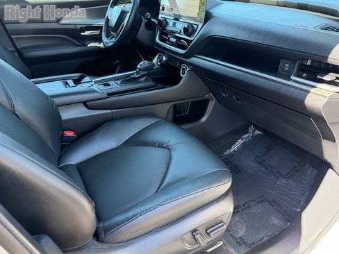 Used 2025 Toyota Grand Highlander AWD image 13