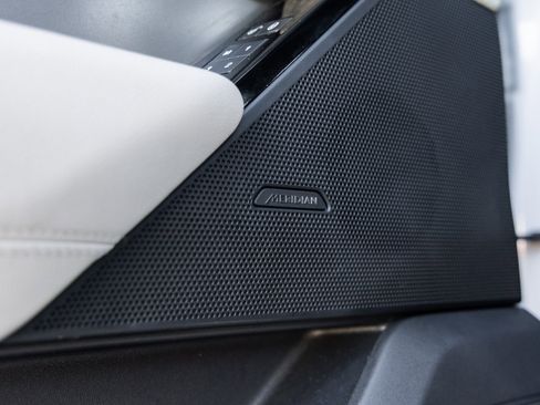 Used 2019 Land Rover Range Rover Velar S image 18