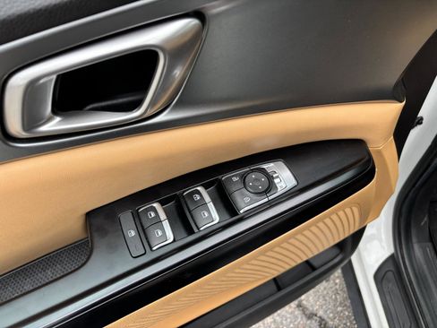 Used 2023 Kia Carnival LX image 10