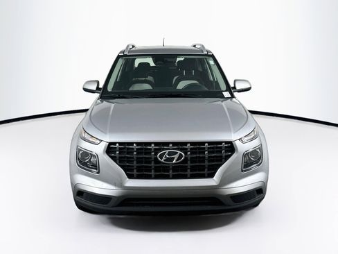 Used 2025 Hyundai Venue SEL FWD image 2