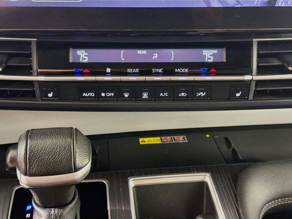 Used 2025 Toyota Sienna XLE FWD image 23
